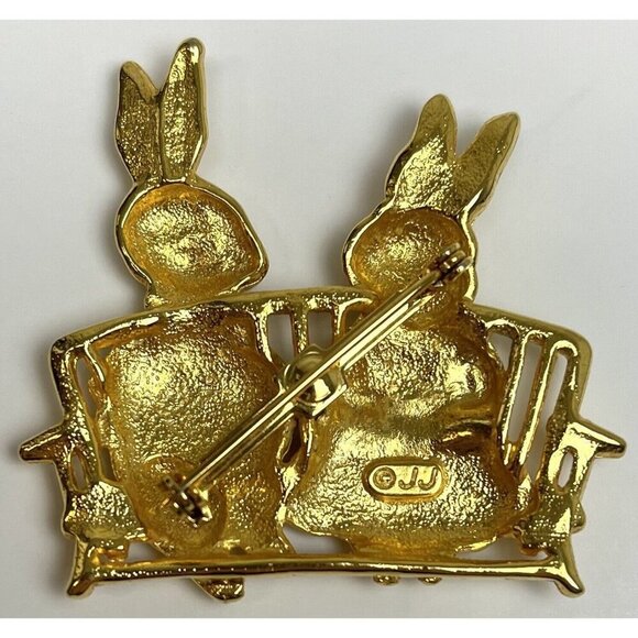 VTG 2" JONETTE JEWELRY Goldtone BROOCH Easter Rabbits Bunnies Bench SIGNED EUC - Picture 2 of 4